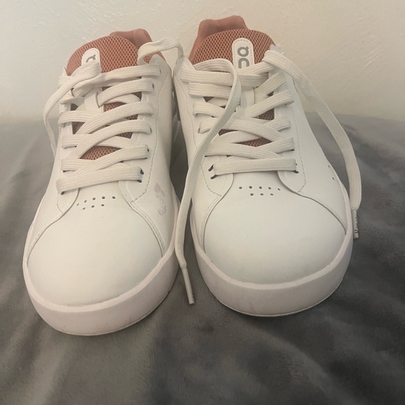 Great condition! On THE ROGER Advantage Sneakers. - Picture 2 of 14